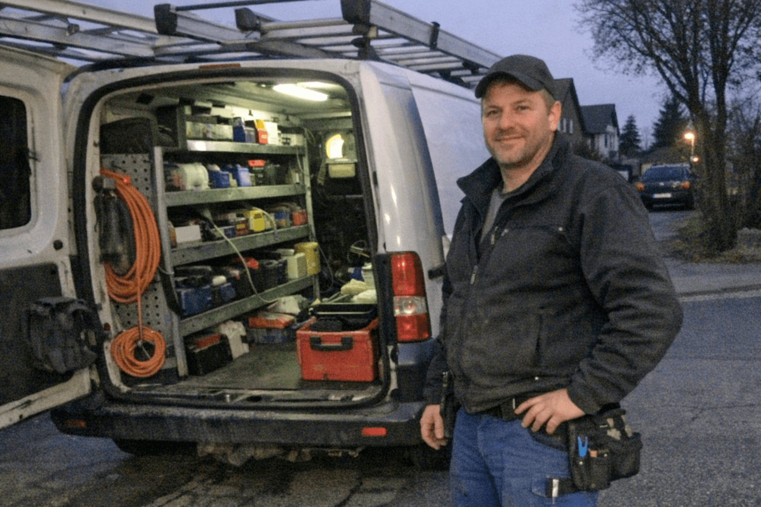 Servicefahrzeug mit geöffneten Seitenfächern, darin Messgerät, Aderendhülsenzange und ordentlich sortierte Installationsmaterialien